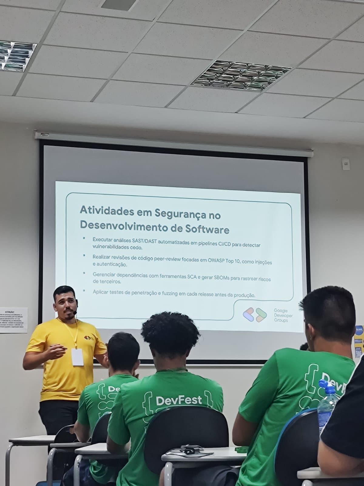 João Camilo presenting a talk on secure software development at GDG Varginha 2025